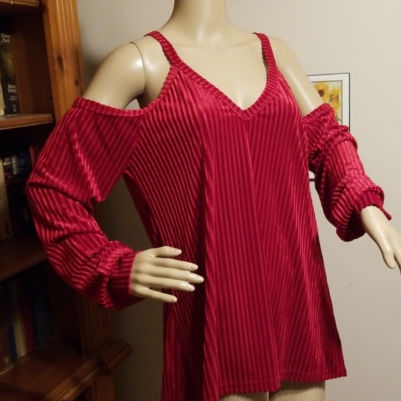Plus Size 2x Red Ribbed Cold Shoulder Top - Picture 3 of 4